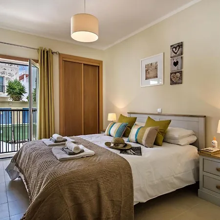 Bella-poolside Terrace & Alfresco Dining Apartment